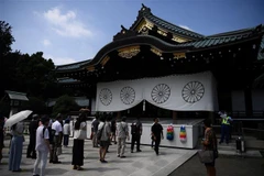 Người dân viếng đền Yasukuni ở Tokyo, Nhật Bản. (Ảnh: AFP/TTXVN)