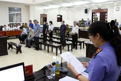 Đại diện Viện Kiểm sát trình bày bản luận tội và đề nghị mức án đối với từng bị cáo. (Ảnh: Phạm Kiên/TTXVN)
