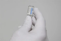 Nhân viên y tế chuẩn bị tiêm vaccine ngừa COVID-19 của Hãng Johnson & Johnson. (Ảnh: AFP/TTXVN)