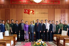 Lãnh đạo tỉnh Quảng Nam chụp ảnh lưu niệm với đoàn Lào. (Ảnh: Trần Tĩnh/TTXVN)