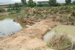 Doanh nghiệp khai thác cát tự ý đắp một đập đất, chiều dài khoảng 5m, bề mặt rộng khoảng 2m chặn ngang dòng sông Đa Nhim. (Ảnh: Nguyễn Dũng/TTXVN)