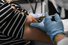 Tiêm chủng vaccine ngừa COVID-19 cho người dân tại Hollywood, Florida, Mỹ. (Ảnh: AFP/TTXVN)