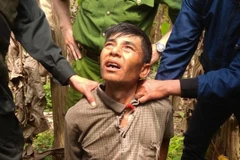 Lực lượng chức năng bắt giữ đối tượng gây án Đầm Văn Xuân. (Ảnh: TTXVN phát)