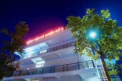 Khu nhà 3 tầng, vốn là Trung tâm thực hành Thực nghiệm, trường Đại học Sao Đỏ cơ sở 2 (Chí Linh, Hải Dương) đã được cải tạo theo đúng thiết kế vận hành của một bệnh viện dã chiến tiêu chuẩn. (Ảnh: TTXVN phát)