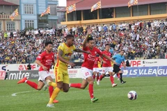 Một pha tranh chấp bóng giữa cầu thủ 2 đội. (Ảnh: Trịnh Duy Hưng/TTXVN)