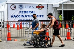 Một điểm tiêm chủng vaccine ngừa COVID-19 tại Miami, bang Florida, Mỹ. (Ảnh: AFP/TTXVN)