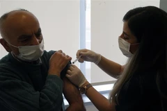 Nhân viên y tế tiêm vaccine ngừa COVID-19 cho người dân tại Ankara, Thổ Nhĩ Kỳ. (Ảnh: THX/TTXVN)