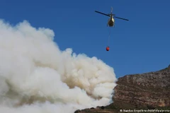 Trực thăng dập lửa trên Núi Bàn. (Nguồn: AP)