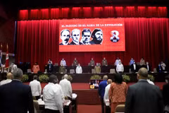Bộ Chính trị khóa VII của Đảng Cộng sản Cuba trên Đoàn Chủ tịch Đại hội. (Ảnh: ACN/TTXVN phát)