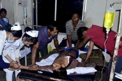 Cấp cứu nạn nhân ngộ độc rượu tại Ấn Độ. (Nguồn: firstpost.com)