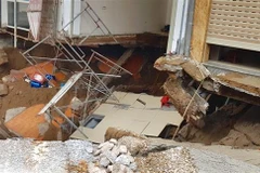 Hiện trường sự cố sụt lún đất. (Ảnh: Nguyễn Thắng/TTXVN)