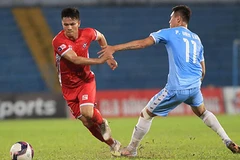 Cầu thủ 2 đội tranh cướp bóng. (Nguồn: bongdaplus.vn)