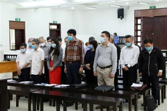 Các bị cáo nghe đại diện Viện Kiểm sát đọc cáo trạng và đề nghị mức án. (Ảnh: Phạm Kiên/TTXVN)