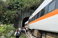 Hiện trường vụ tàu hỏa trật đường ray tại Hoa Liên, Đài Loan, Trung Quốc, ngày 2/4. (Ảnh: THX/TTXVN)