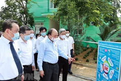 Chủ tịch nước Nguyễn Xuân Phúc kiểm tra công tác phòng, chống dịch COVID-19 tại Bệnh viện phổi Đà Nẵng. (Ảnh: Thống Nhất/TTXVN)