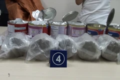 Ma túy được ngụy trang trong các lon sữa bột thiết kế 2 đáy. (Nguồn: cand.com.vn)