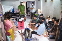 Nhóm thanh, thiếu niên cùng tang vật. (Ảnh: TTXVN phát)