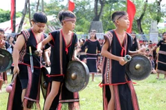 Học sinh ở Kon Tum biểu diễn cồng chiêng kết hợp múa xoang tại các hội diễn ở địa phương. (Ảnh: Khoa Chương/TTXVN)