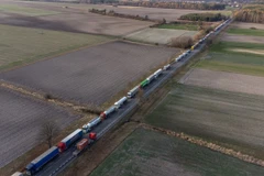 Xe tải xếp hàng dài tại cửa khẩu biên giới Ba Lan-Ukraine ở Hrebenne, Đông Nam Ba Lan, ngày 27/11/2023. (Ảnh: PAP/TTXVN)