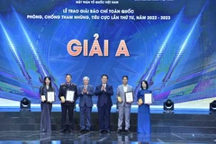 Trưởng Ban Tuyên giáo Trung ương Nguyễn Trọng Nghĩa và Chủ tịch Ủy ban Trung ương MTTQ Việt Nam Đỗ Văn Chiến trao Giải A cho các tác giả. (Ảnh: Minh Đức/TTXVN)