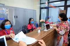 Bộ phận một cửa của Ủy ban Nhân dân phường Minh Khai, quận Hai Bà Trưng. (Nguồn: Vietnam+)