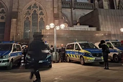 Cảnh sát phong tỏa Thánh đường Cologne. (Nguồn: DPA)