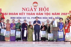 Chủ tịch Quốc hội Vương Đình Huệ trao quà cho các hộ gia đình tiêu biểu, gia đình chính sách. (Ảnh: Doãn Tấn/TTXVN)