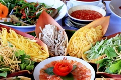 Cá mai, trứng chiên, thịt luộc, rau thơm, dưa leo, xoài thái chỉ của món Lẩu Thả. (Ảnh: Hồng Đạt/TTXVN)