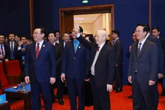 Tổng Bí thư Nguyễn Phú Trọng, Chủ tịch nước Võ Văn Thưởng, Chủ tịch Quốc hội Vương Đình Huệ đến dự Phiên trọng thể Đại hội XIII Công đoàn Việt Nam. (Ảnh: An Đăng/TTXVN)