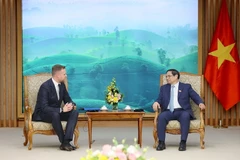 Thủ tướng Phạm Minh Chính tiếp Bộ trưởng Ngoại giao Cộng hòa Lithuania Gabrielius Landsbergis. (Ảnh: Dương Giang/TTXVN)