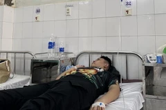 Một trong số ba bệnh nhân đang được điều trị tại Bệnh viện Đa khoa tỉnh Cà Mau do nghi ngờ bị ngộ độc thực phẩm. (Ảnh: TTXVN phát)