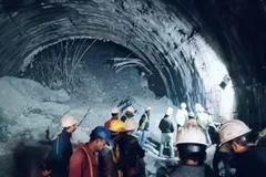 Công tác cứu hộ được triển khai tại hiện trường vụ sập đường hầm ở bang Uttarakhand, miền Bắc Ấn Độ ngày 12/11/2023. (Ảnh: PTI/TTXVN)
