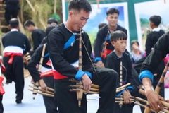 Chàng trai Mông vừa thổi khèn, vừa nhảy theo điệu nhạc. (Ảnh: Nguyễn Oanh/TTXVN)