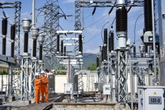 Công nhân Điện lực tỉnh Điện Biên kiểm tra phóng điện cục bộ thiết bị bằng máy PD tại Trạm 110kV Điện Biên. (Ảnh: Xuân Tư/TTXVN)