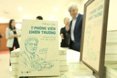 Cuốn sách 'Hồi ký phóng viên chiến trường' của tác giả Trần Mai Hưởng. (Ảnh: Tuấn Anh/TTXVN)