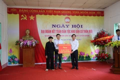 Ông Nguyễn Văn Thể, Ủy viên Trung ương Đảng, Bí thư Đảng ủy Khối các Cơ quan Trung ương tặng quà cho nhân dân thôn Mới, xã Minh Thanh. (Nguồn: Đảng ủy Khối các Cơ quan Trung ương)