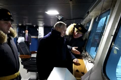 Tổng thống Putin tới xưởng đóng tàu Sevmash tại thành phố Severodvinsk ở miền Bắc nước Nga để tham dự sự kiện ra mắt hai tàu ngầm chạy bằng năng lượng hạt nhân. (Nguồn: Điện Kremlin)