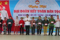 Ông Dương Sà Kha, Chủ tịch Ủy ban MTTQ Việt Nam tỉnh Sóc Trăng tặng quà cho hộ nghèo tại khu dân cư xã Mỹ Quới, thị xã Ngã Năm, tỉnh Sóc Trăng. (Ảnh Tuấn Phi/TTXVN)