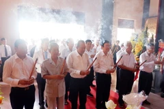 Đại biểu dâng hương kỷ niệm 155 năm Ngày hy sinh của Anh hùng dân tộc Nguyễn Trung Trực. (Ảnh: Đức Hạnh/TTXVN)
