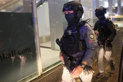 Cảnh sát được triển khai bên ngoài Trung tâm Thương mại cao cấp Siam Paragon ở thủ đô Bangkok, ngày 3/10/2023. (Ảnh: AFP/TTXVN)