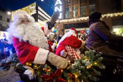 Các nghệ sỹ trong trang phục Ông già Noel tại Lễ Khai mạc chợ Giáng sinh tại Helsinki, Phần Lan. (Ảnh: THX/TTXVN)