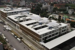 Ứng dụng thử nghiệm sơn phản xạ nhiệt Mặt Trời trên cơ sở nhựa acrylic nhũ tương chống nóng một phần mái của trường Pháp Alexandre Yersin tại Ngọc Thụy, Long Biên, Hà Nội. (Nguồn: CESTI)