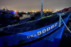 Tàu cá bị cháy mang số hiệu ĐNa 90082 TS. (Ảnh: TTXVN phát)