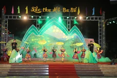 Biểu diễn văn nghệ tại Lễ Khai mạc sự kiện 'Sắc Thu hồ Ba Bể' 2023. (Ảnh: Vũ Hoàng Giang/TTXVN)