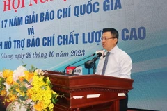 Ông Lê Quốc Minh, Ủy viên Ban Chấp hành Trung ương Đảng, Phó trưởng Ban Tuyên giáo Trung ương, Tổng Biên tập Báo Nhân Dân, Chủ tịch Hội Nhà báo Việt Nam, phát biểu tại Hội nghị. (Ảnh: Hữu Chí/TTXVN)