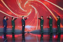 Các đại biểu thực hiện nghi thức khai trương Cơ sở Dữ liệu Văn bản Pháp luật về Quân sự, Quốc phòng. (Ảnh: An Đăng/TTXVN)