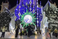 Bà con giáo dân tại tỉnh Kon Tum tập văn nghệ chuẩn bị cho đêm mừng Giáng sinh. (Ảnh: Khoa Chương/TTXVN)