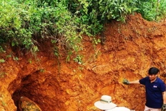 Lực lượng chức năng xử lý, di dời thành công, an toàn 3 quả bom lớn sót lại sau chiến tranh. (Nguồn: TTXVN phát)