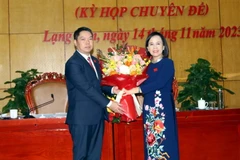 Chủ tịch Hội đồng Nhân dân tỉnh Lạng Sơn Đoàn Thị Hậu tặng hoa chúc mừng ông Đoàn Thanh Sơn được HĐND tỉnh bầu giữ chức Phó Chủ tịch UBND tỉnh Lạng Sơn, nhiệm kỳ 2021-2026. (Ảnh: Văn Đạt/TTXVN)