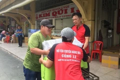 Đoàn viên Nghiệp đoàn Bốc vác chợ Bình Tây (thuộc Liên đoàn Lao động quận 6) bốc xếp, vận chuyển hàng hóa cho tiểu thương trong chợ. (Ảnh: Thanh Vũ/TTXVN)